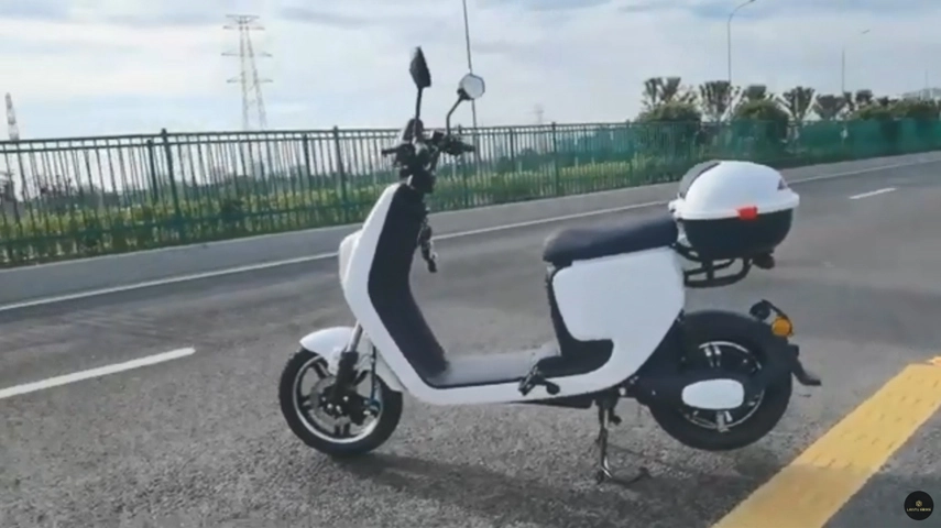 Pedaal helpen elektrische scooter met modeontwerp