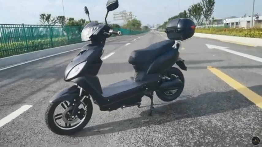 Zwarte pedaal elektrische bromfiets uit China