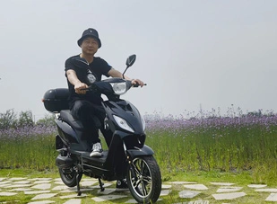 Gezond en milieuvriendelijk: een groene fietsreis met een elektrische scooter met pedalen voor volwassenen